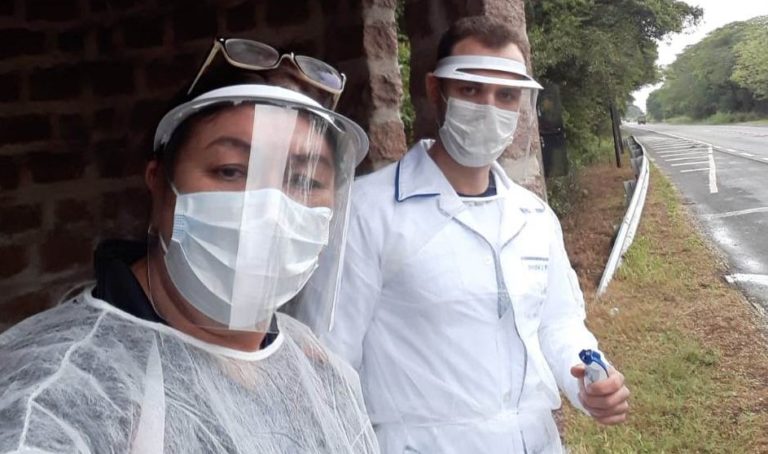 Agentes de saúde fazem teste de temperatura em passageiros em São Sepé