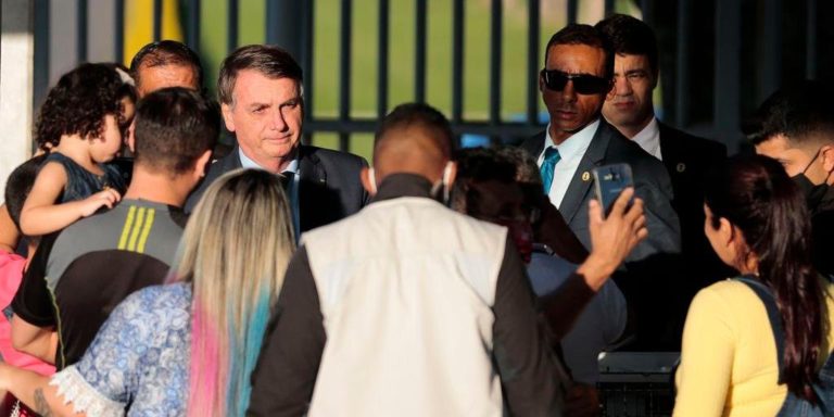 Bolsonaro manda jornalistas calarem a boca após pergunta sobre troca na PF