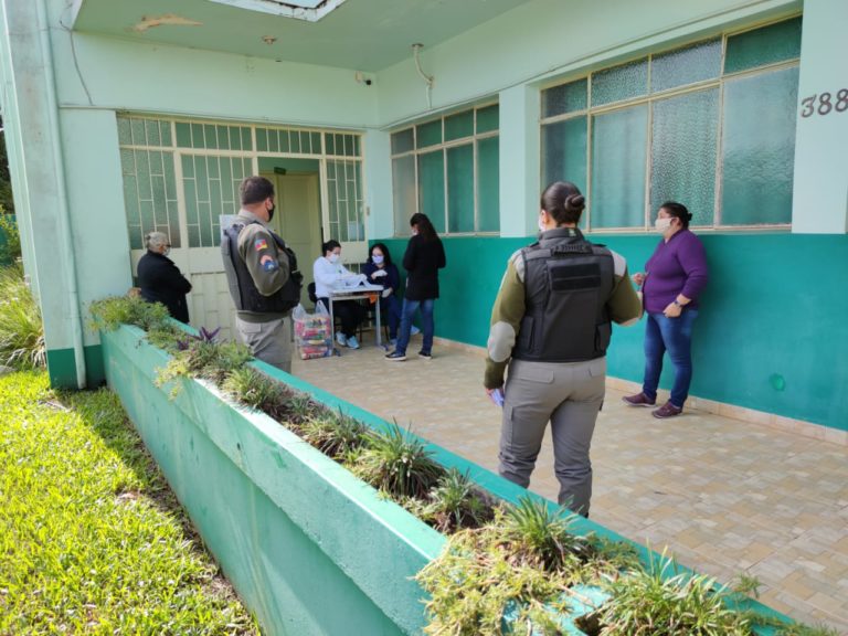 Brigada Militar auxilia entrega de kits de alimentação escolar em Formigueiro