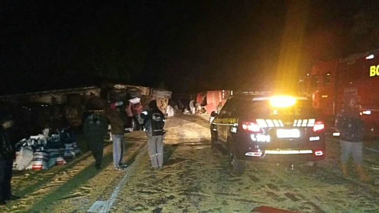 Colisão entre dois caminhões deixa dois mortos na BR-392