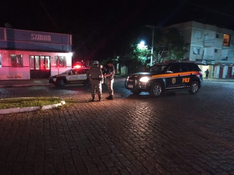 PRF e Brigada Militar fiscalizam estabelecimentos durante a noite em São Sepé