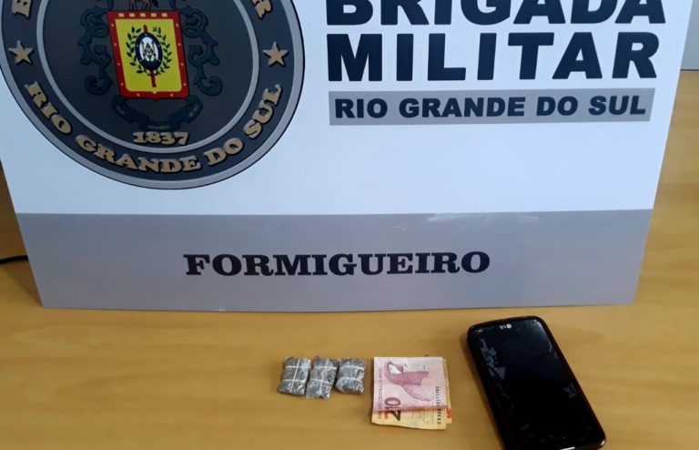 Brigada Militar flagra tráfico de entorpecentes em praça de Formigueiro