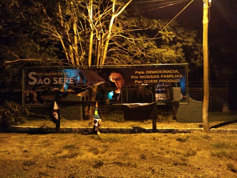 Outdoor “Pró-Bolsonaro” sofre vandalismo poucas horas após ser instalado em São Sepé