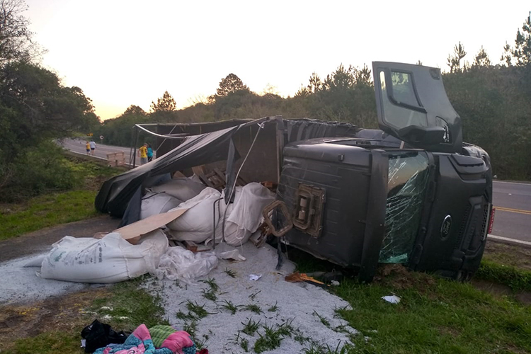 Caminhão que saiu de Vila Nova do Sul tomba após saída de pista em Vera Cruz