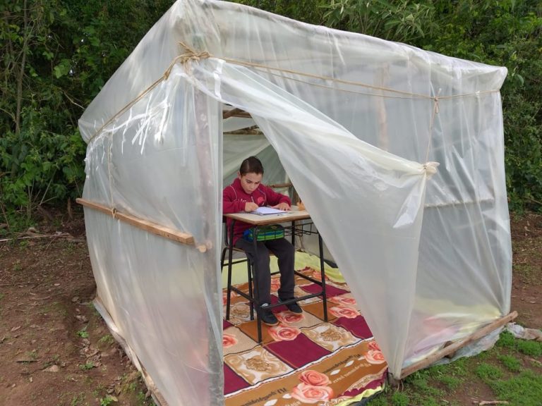 Pai constrói barraca de madeira e lona para filho acompanhar aulas virtuais no RS