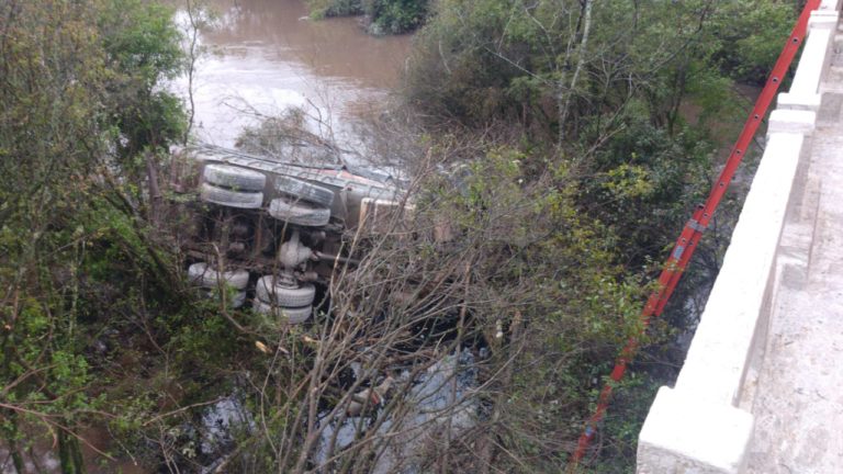 Caminhão cai em ponte e interrompe rodovia em São Sepé