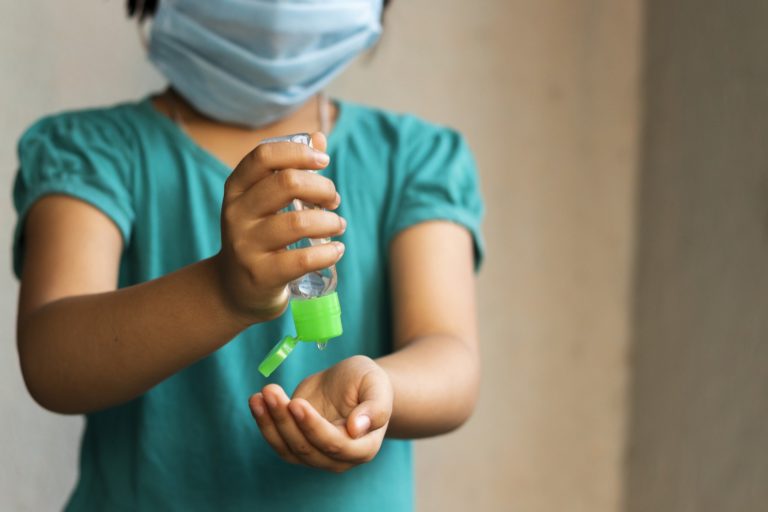 Crianças assintomáticas podem carregar coronavírus por semanas