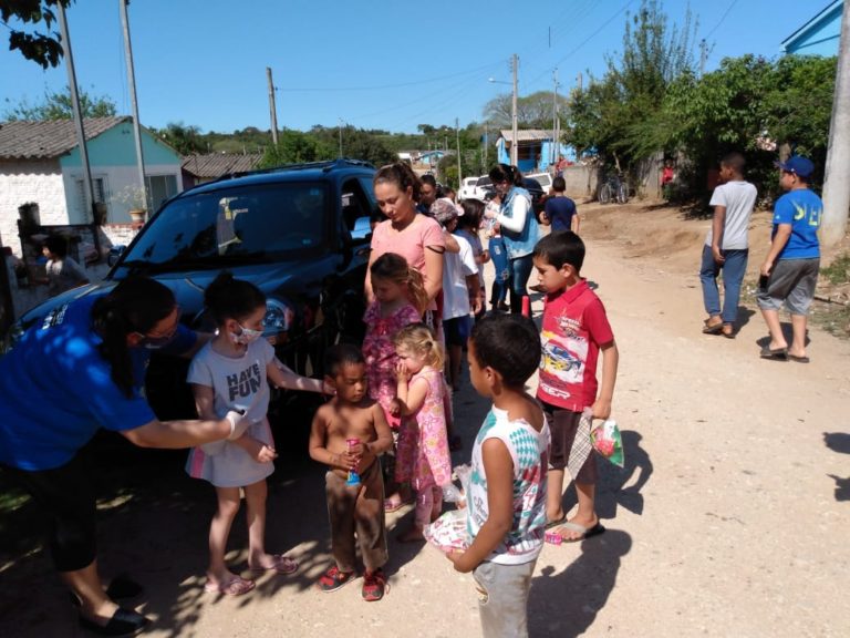 Grupo de voluntários distribui doces para crianças carentes de São Sepé