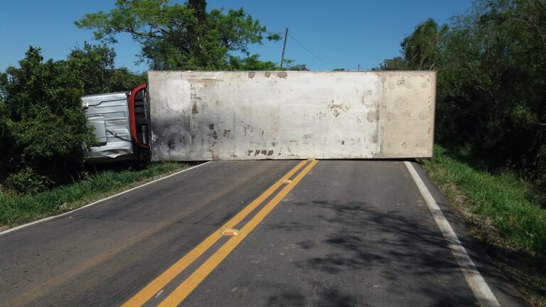 Caminhão tomba na ERS-149 em Restinga Sêca