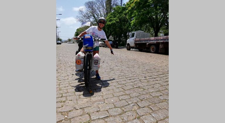 Casal de uruguaios que viaja de bicicleta passa por São Sepé
