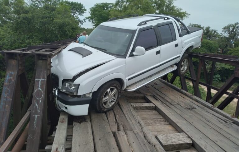Tábua solta provoca acidente e interdita Ponte das Tunas