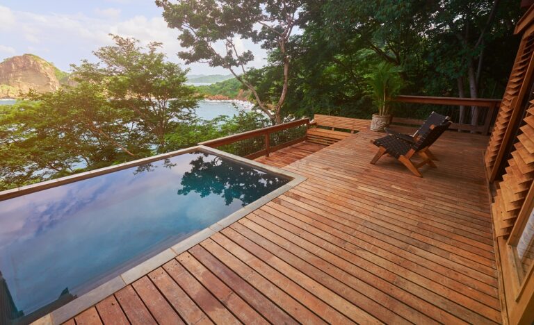 Decks em piscinas: confira dicas de segurança e manutenção