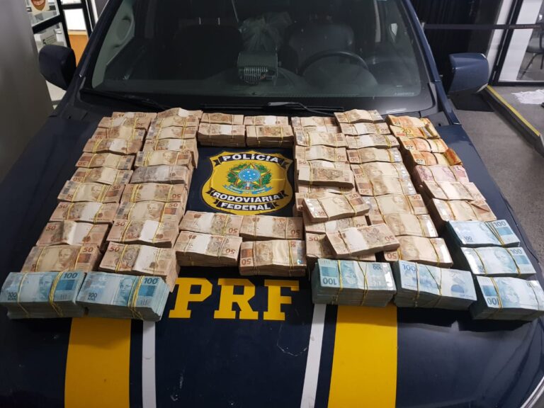 PRF apreende quase R$ 2 milhões escondidos em fundos falsos de veículo na BR-290