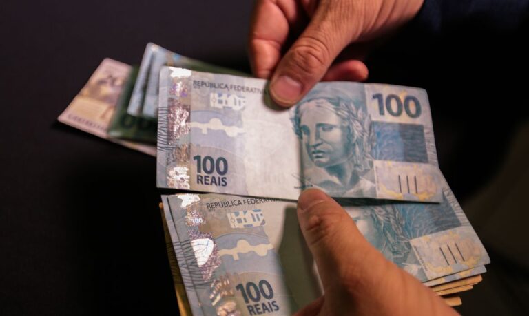 Relator do Orçamento propõe salário mínimo de R$ 1.210 em 2022