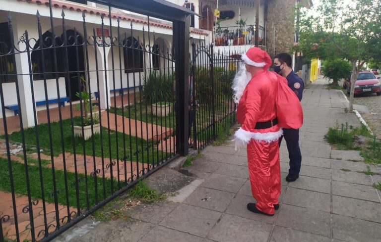 Papai Noel leva alegria às crianças da Casa de Passagem em São Sepé