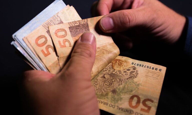 Governo projeta salário mínimo de R$ 1.088 em 2021