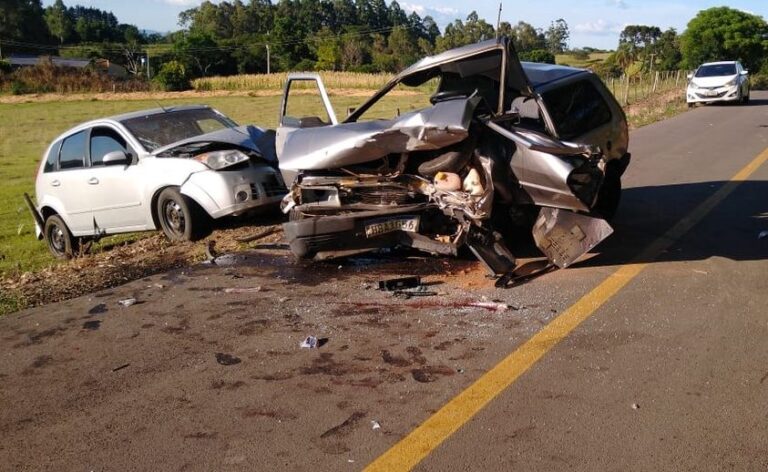 Acidente em Formigueiro deixa três pessoas gravemente feridas