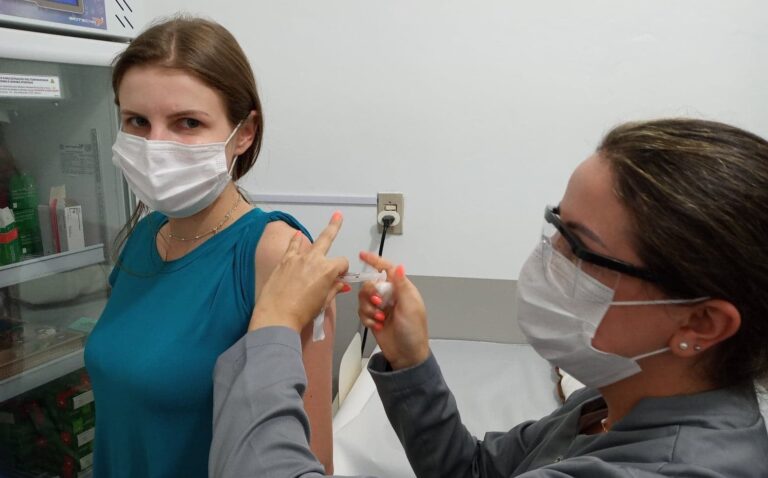 Enfermeira é a primeira a ser vacinada contra a Covid-19 em Formigueiro