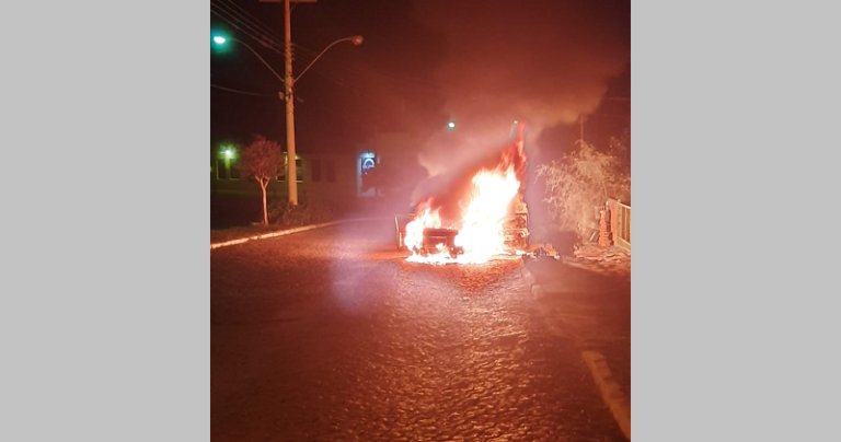 Veículo fica destruído após pegar fogo em Formigueiro