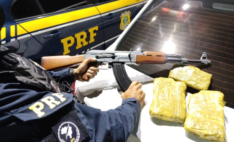Vídeo: policiais flagram trio com cocaína e réplica de fuzil na BR-290