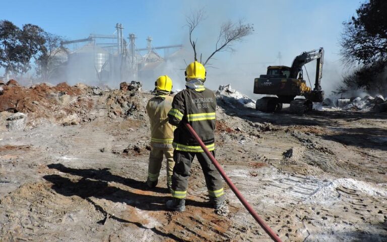 Bombeiros controlam fogo em antiga empresa química com apoio da Cotrisel