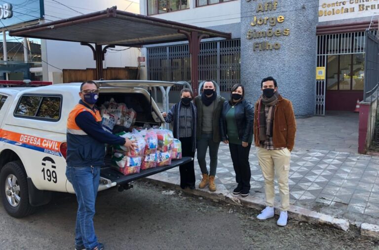 Classe cultural e artística afetada pela pandemia recebe doação de cestas básicas