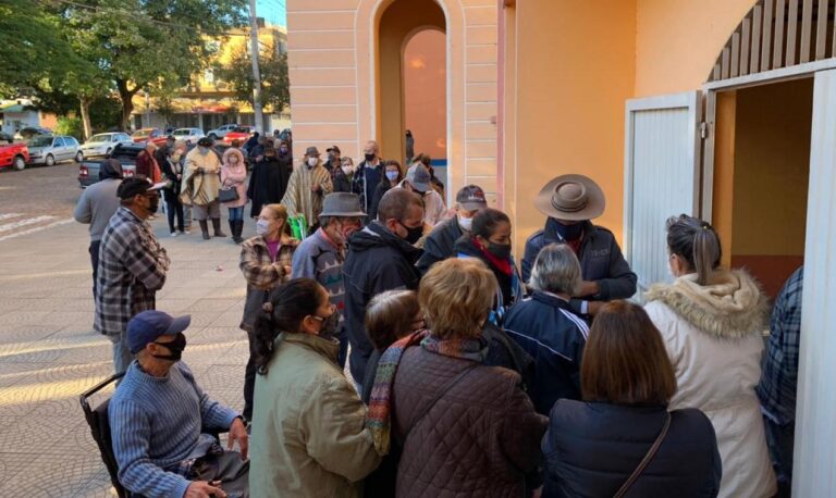 Aplicação da vacina contra a covid-19 tem fila e doses insuficientes