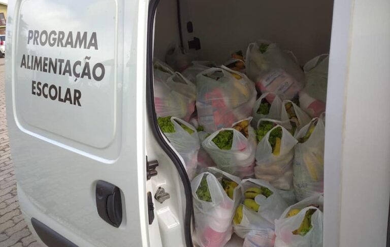 Alunos das escolas municipais de Formigueiro recebem kits de alimentação