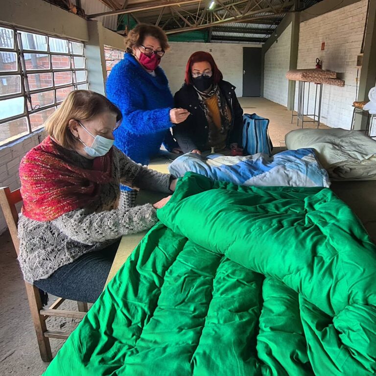 Voluntárias transformam tecidos em cobertores para famílias carentes de São Sepé
