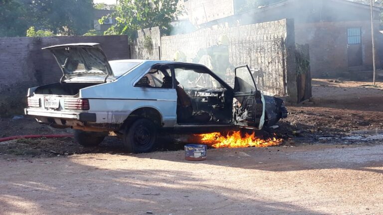 Veículo pega fogo no Bairro Kurtz, em São Sepé