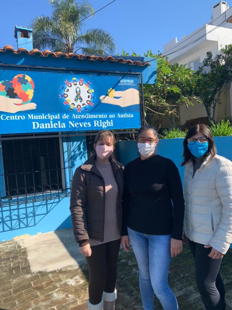 Autistas do Centro de Autismo Daniela Neves Righi recebem vacina da gripe