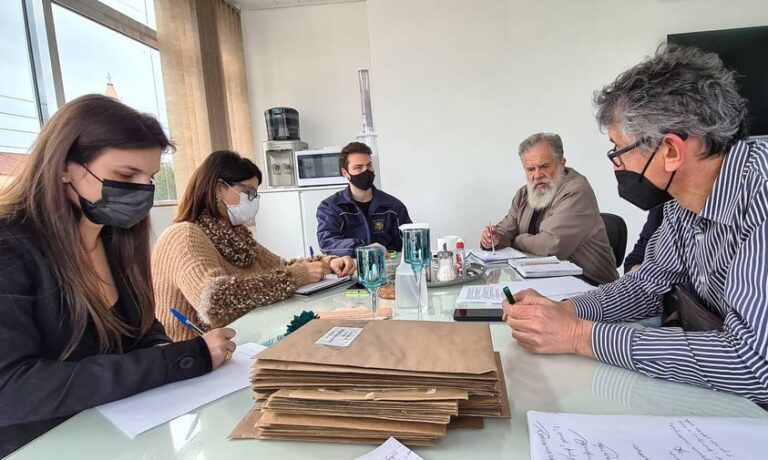 Vereador Matheus Leão apresenta à prefeitura programa de fornecimento de absorventes nas escolas