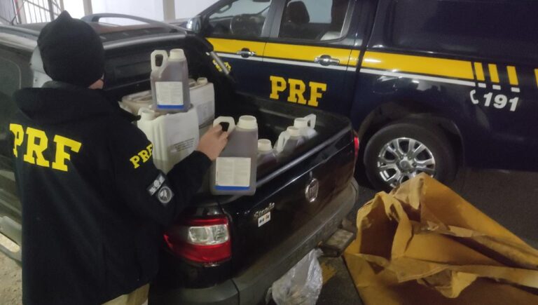 PRF flagra caminhonete com 645 litros de agrotóxicos em Santa Maria