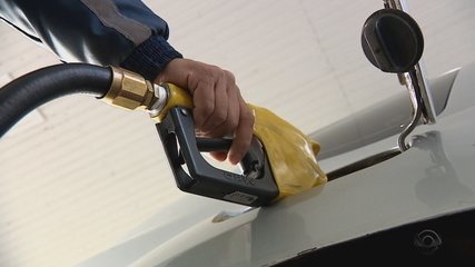 Preço do litro de gasolina supera os R$ 7 no RS e em mais três estados