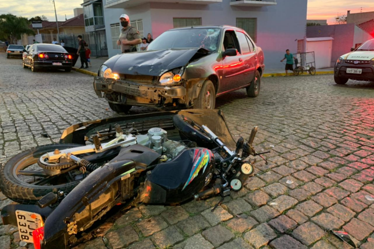 Colisão deixa motociclista ferido no Centro de São Sepé