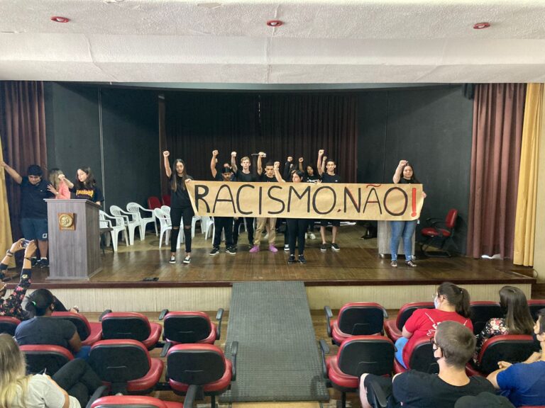 Alunos do segundo ano do CESS apresentam teatro sobre racismo em São Sepé