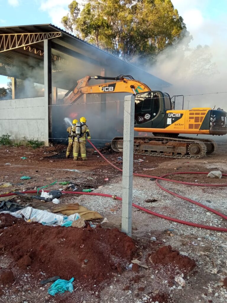 Bombeiros combatem incêndio em prédio industrial de São Sepé