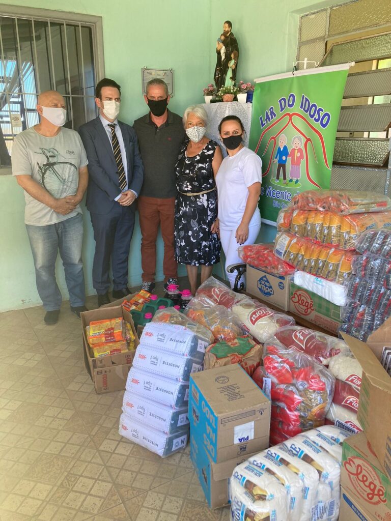 Advogado Daniel Tonetto doa 800 quilos de alimentos, itens de higiene e materiais de limpeza ao Asilo São Vicente de Paulo de São Sepé