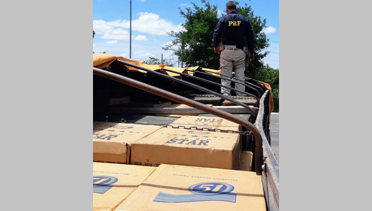 PRF prende dois homens transportando 200 mil maços de cigarros em Rosário do Sul