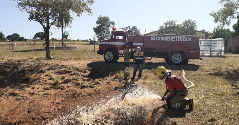 Caminhão dos Bombeiros auxilia Prefeitura no abastecimento de água para consumo animal