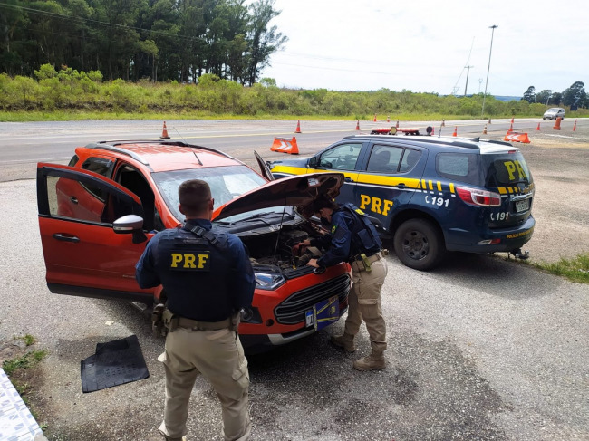 PRF recupera carro roubado e prende pai e filho, em Bagé
