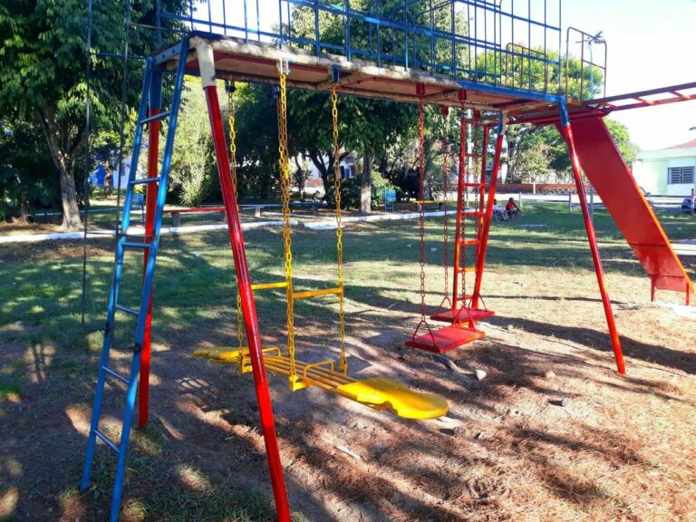 Conserto dos brinquedos e limpeza na Praça da Vila Block