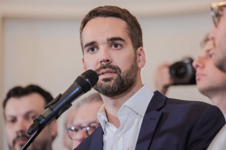 Governador Eduardo Leite anuncia que vai renunciar ao mandato