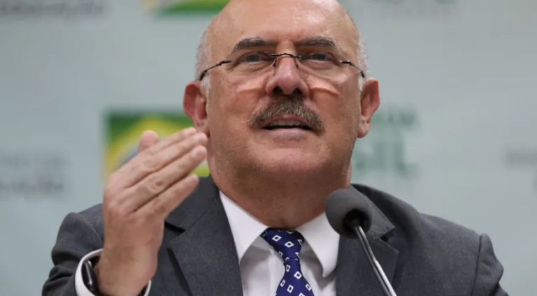 Ministro da Educação pede exoneração do cargo
