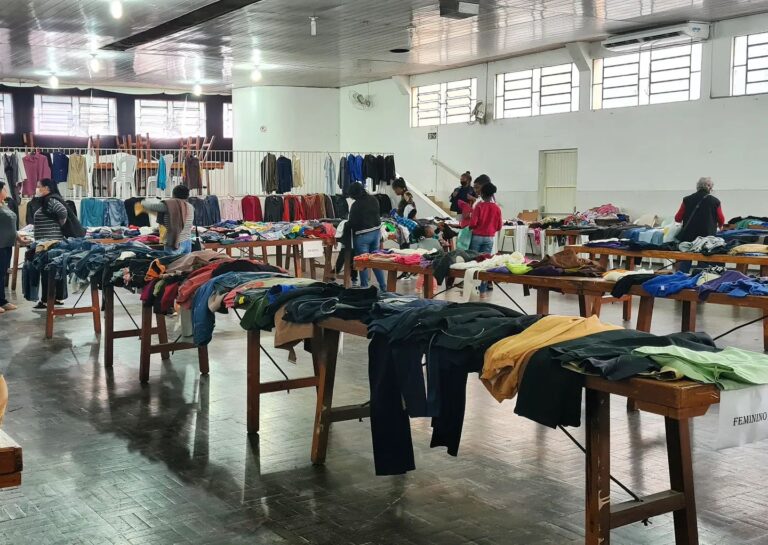 Novas peças de roupas são doadas durante mais uma edição do Varal Solidário