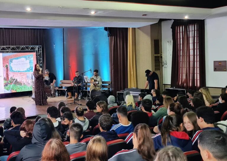 Espetáculo em Canto e Prosa encanta alunos do município