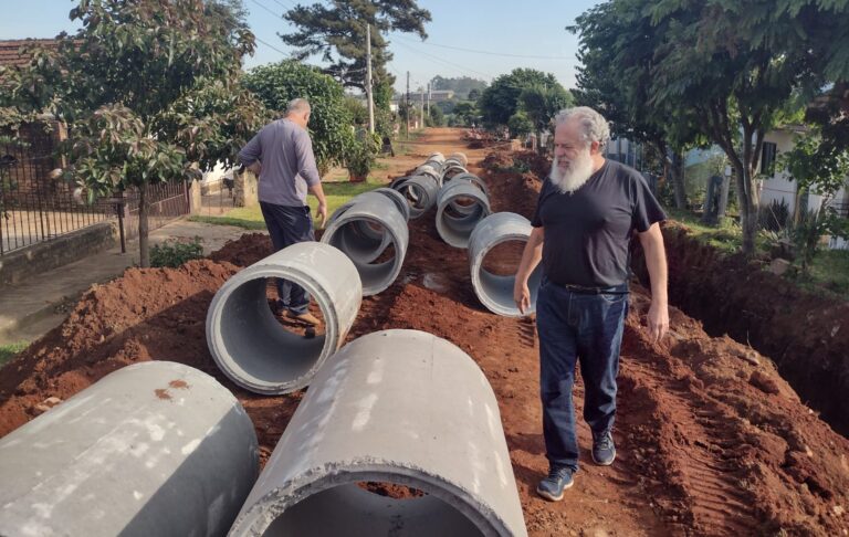 Prefeito João Luiz visita obras em ruas do Bairro Pontes