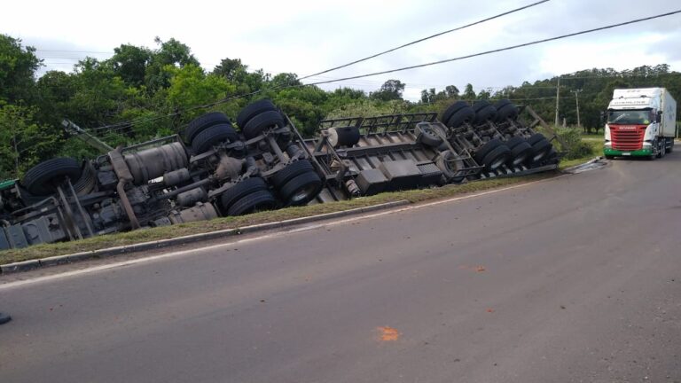 Caminhão tomba na RSC-287, em Restinga Sêca