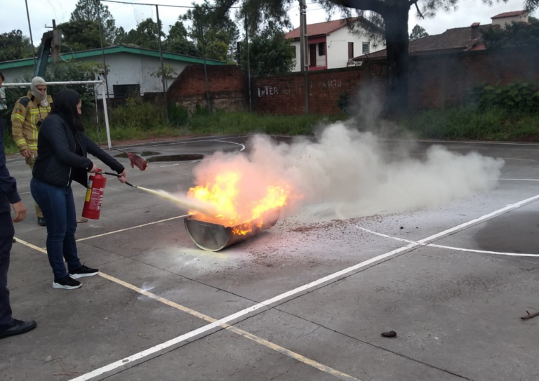 Treinamento e Prevenção Contra Incêndio é realizado com professores e funcionários da rede estadual