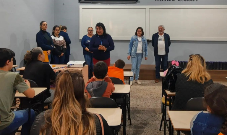 Parceria entre Educação e Rotary entrega 23 óculos para crianças de São Sepé